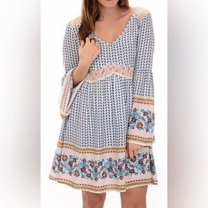 Entro Women's Boho Size Small. Bell sleeves EUC Fun & flirty lace Parisian ease